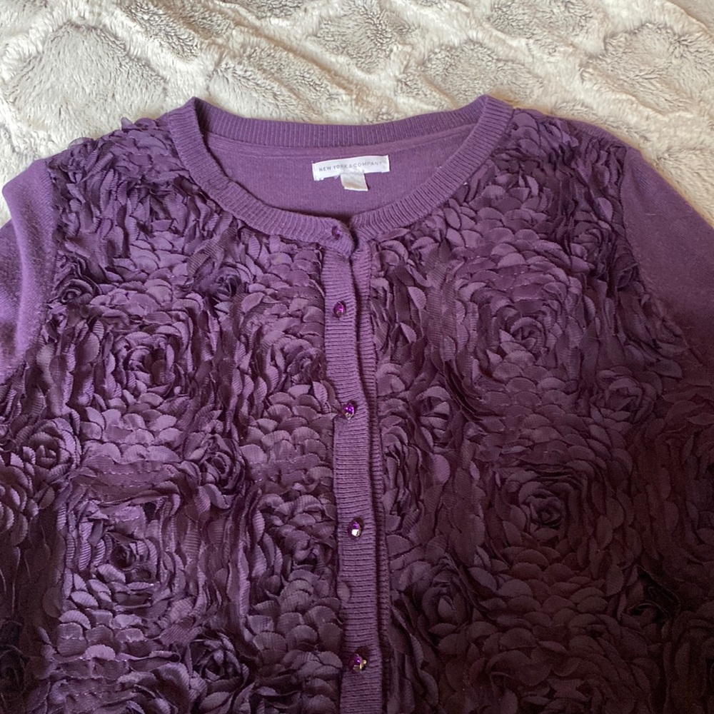 Like New (wore once) - beautiful roses sweater - lighter weight sweater